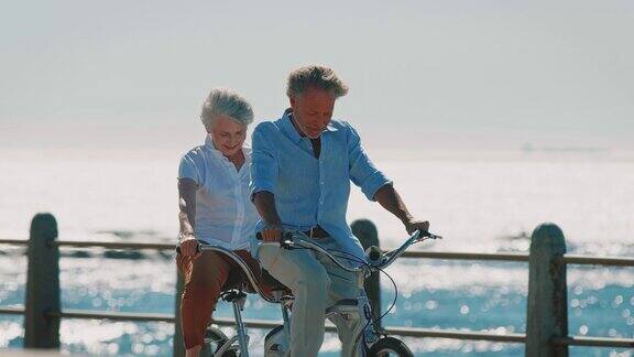 一对老年夫妇在人行道上骑双人自行车
