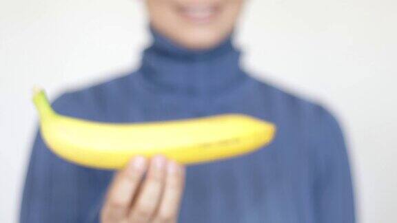 女人展示一个漂亮的香蕉