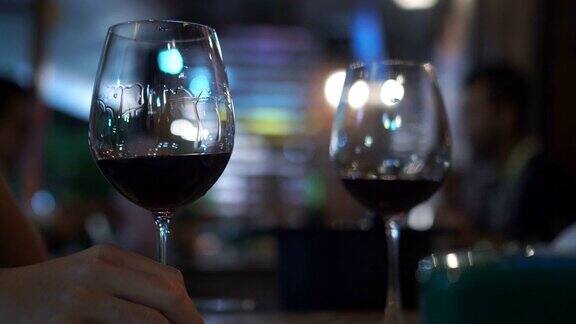 在酒吧里喝一杯葡萄酒(特写)