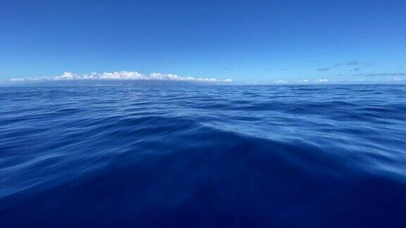 印度洋留尼汪岛非常平静的蓝色海水