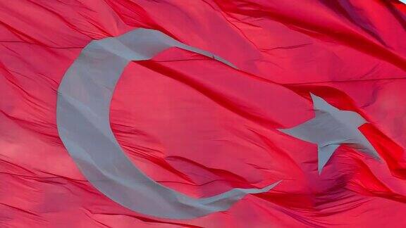 一面巨大的土耳其国旗迎风飘扬