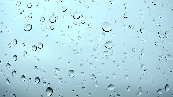 雨滴落在窗户玻璃上