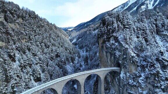 瑞士Landwasser高架桥世界遗产阿尔卑斯山雪景瑞士冬季风光