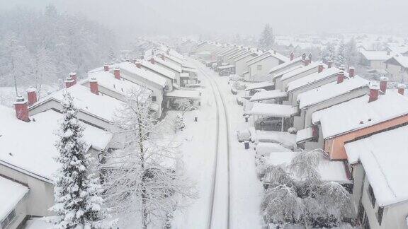 汽车行驶在通往郊区的积雪路上