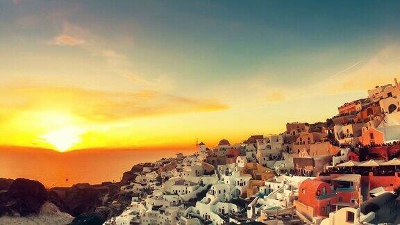 日落时间在希腊最美的地方圣托里尼伊亚从白天到夜晚的时间流逝