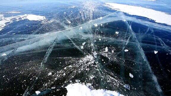 冰上的冰柱破碎了