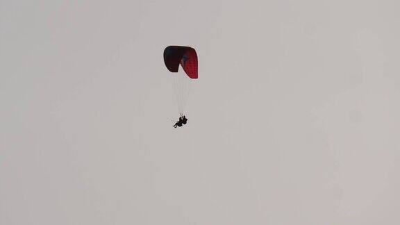 在蓝天上飞行的滑翔伞