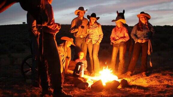 晚上与牛仔和女牛仔一起营火