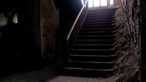 近距离观察:老教堂暗室石柱后的久经风雨的楼梯