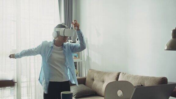 亚洲女性在家里用VR眼镜玩游戏