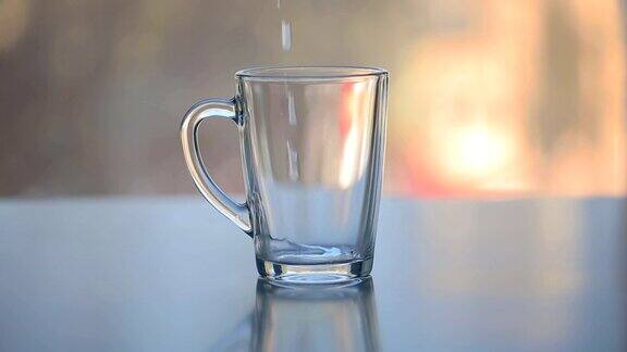 用透明玻璃杯将热水倒在茶上