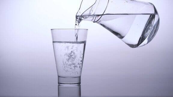 4K特写把饮用水倒进玻璃杯工作室拍摄