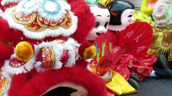 舞龙庆祝中国新年