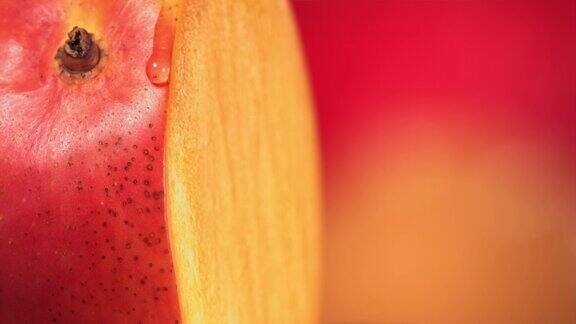 一滴水珠顺着旋转的芒果王的表面流下来慢动作