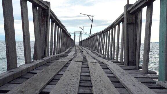 海上的老木桥