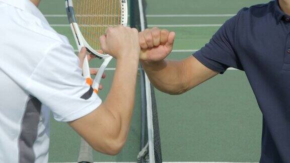 两名网球选手挥拳互击以示欣赏
