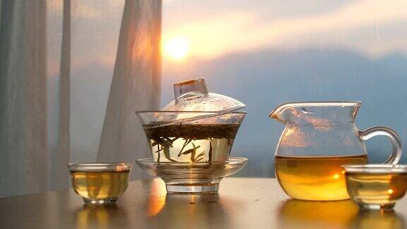 时光流逝玻璃杯茶杯放在木桌上