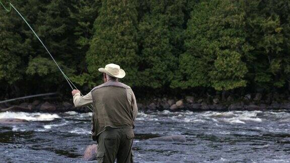 渔夫在清晨飞在河里钓鱼