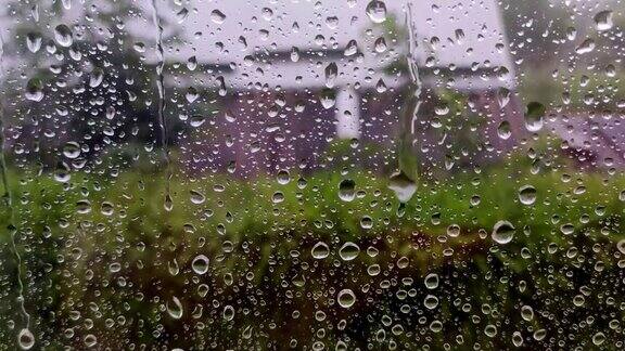 真正的雨滴滑落在家里的窗户玻璃上大雨玻璃上水滴的特写镜头