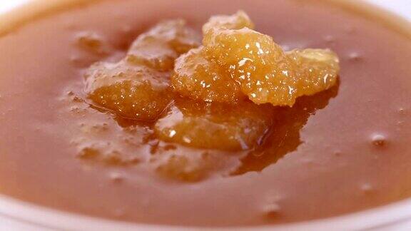 蜜在玻璃碗里的特写
