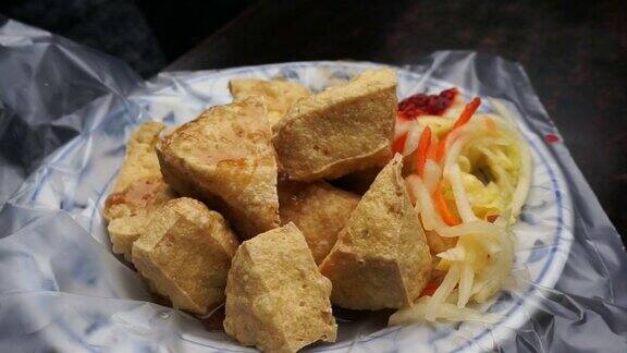 台湾油炸臭豆腐用塑料盛在盘子里