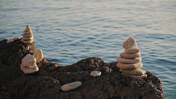 禅石在海边的悬崖上日落日出的时候