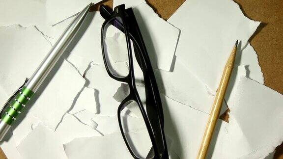 废纸铅笔钢笔眼镜