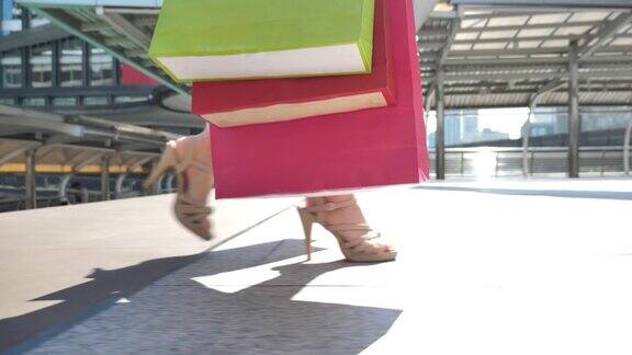 特写的年轻女子走在购物袋