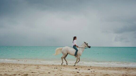 电影沙滩骑马