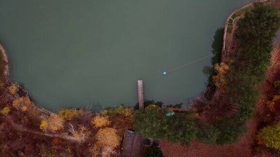 秋天森林中的湖泊的无人机拍摄
