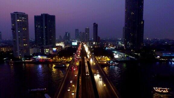 从空中俯瞰曼谷的他信大桥