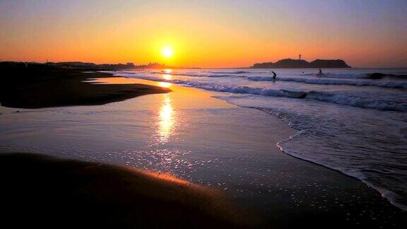海岸和Enoshima的晨光