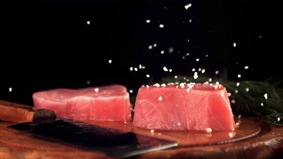 生金枪鱼牛排的慢动作会让盐滴下来用高速摄像机以每秒1000帧的速度拍摄