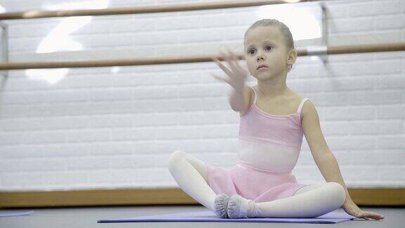 小女孩正在芭蕾舞学校室内练习