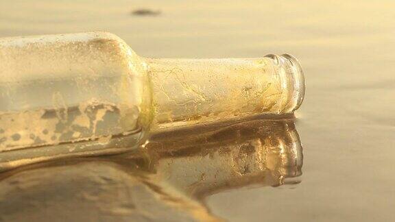 沙滩上的瓶子