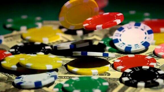 赌场里的赌博很多彩色筹码落在钱上