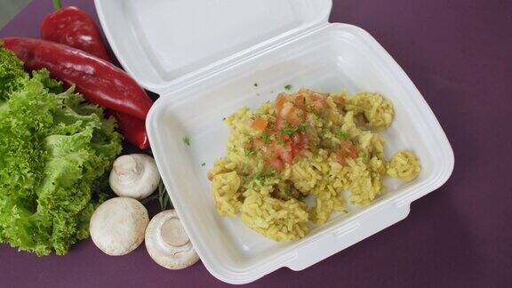 用塑料盒包装外卖食品新鲜送包饭配米饭