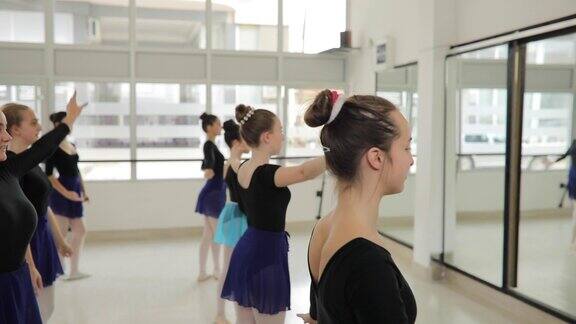 舞蹈室里的女芭蕾舞演员