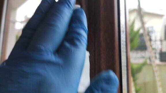 用棉垫擦拭表面对门窗把手进行消毒