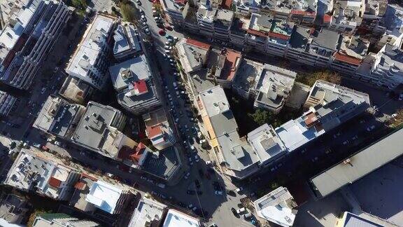 鸟瞰城市环境与建筑和道路与汽车塞萨洛尼基希腊移动和前进的无人机