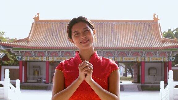 在寺庙里穿着古老传统中国服装的亚洲年轻女子