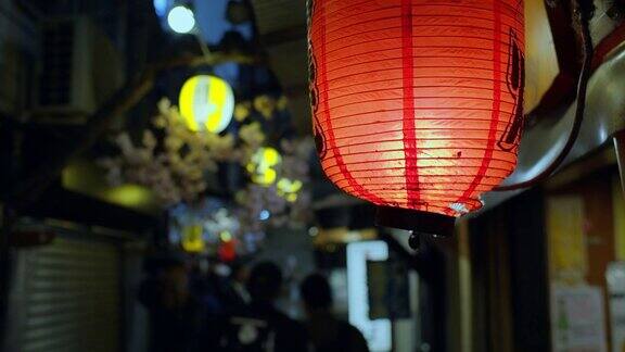 灯笼在东京小巷摇曳