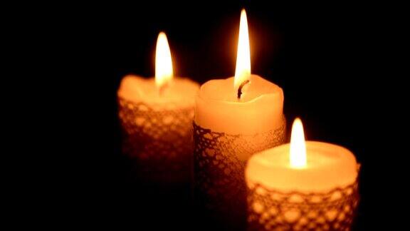 黑暗中燃烧的三支蜡烛