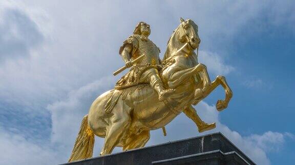 德国德累斯顿的“金色骑士”雕像