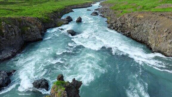 冰岛大山河美丽的夏季景观瀑布与清澈的冰川水与大电流史诗鸟瞰图未受影响的自然旅游目的地4k
