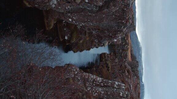 冰岛戏剧性的岩石峡谷和河流