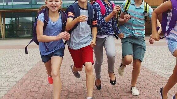 一群快乐的小学生在跑步