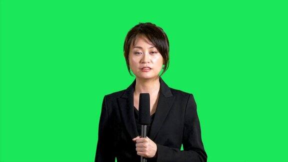绿色屏幕上的亚洲新闻记者