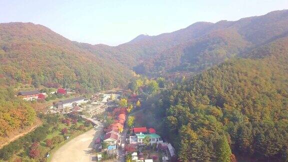 鸟瞰韩国龙仁和宇寺的秋天