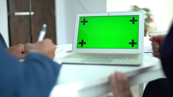 与笔记本电脑绿色屏幕会面